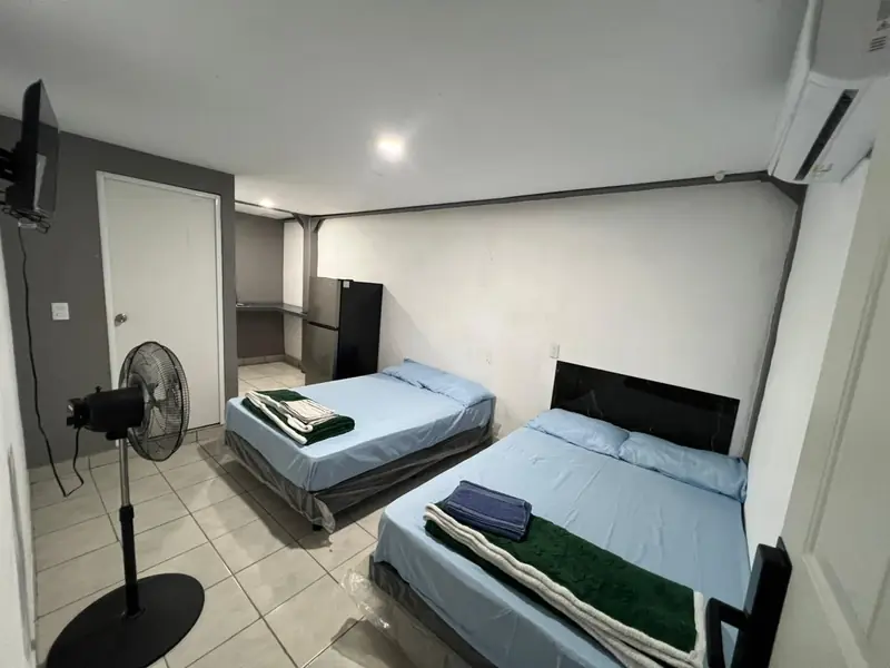Interior del cuarto amueblado en renta en Ciudad Victoria con aire acondicionado