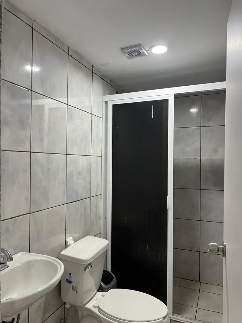 Baño completo con agua caliente del cuarto en renta en Ciudad Victoria, Tamaulipas